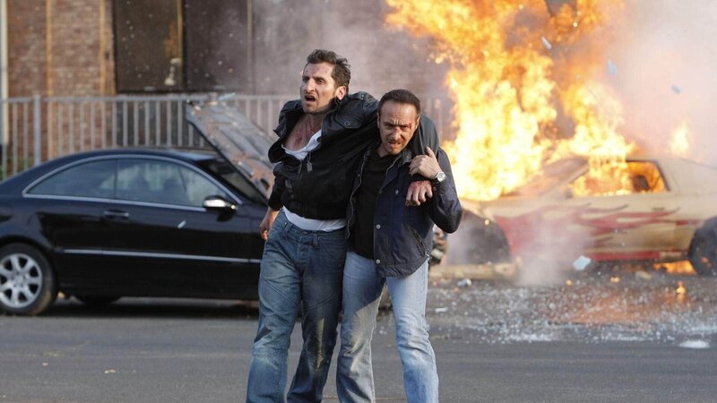 Semir (Erdogan Atalay, re.) kann den verletzten Tayfun (Tim Seyfi) in letzter Sekunde vor dem explodierenden Wagen retten … – Bild: TVNOW /​ Guido Engels