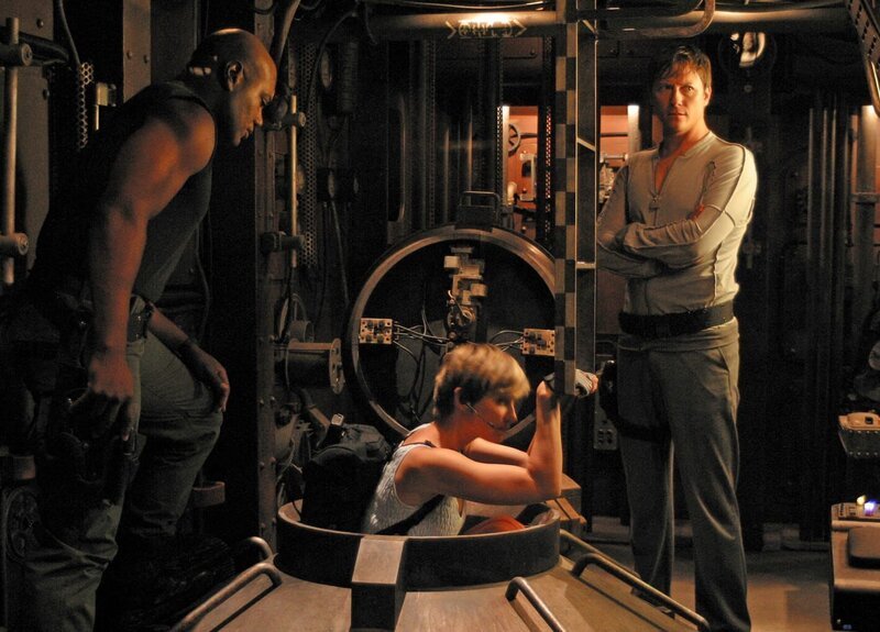 Kianna (Emily Holmes, mi.) will die Bombe selbst platzieren … (Foto: Christopher Judge, li. als Teal’c, Corin Nemec, re. als Jonas) – Bild: RTL II