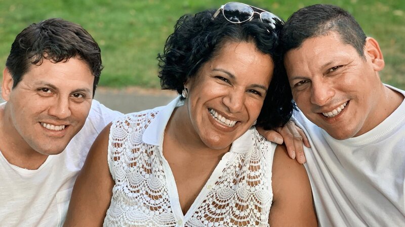 Meine fremde Heimat – Spezial Folge 1 Peru Bei ihrem ersten Treffen in der Schweiz: Marco Murbach, Corinne Studer, Carlo Murbach – Bild: SRF/​zVg