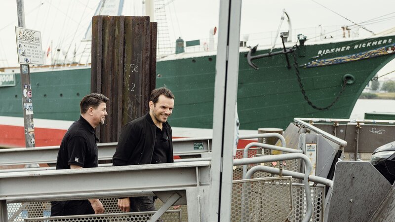 Tim Mälzer und Steffen Henssler (r.). – Bild: RTL /​ Hendrik Lüders