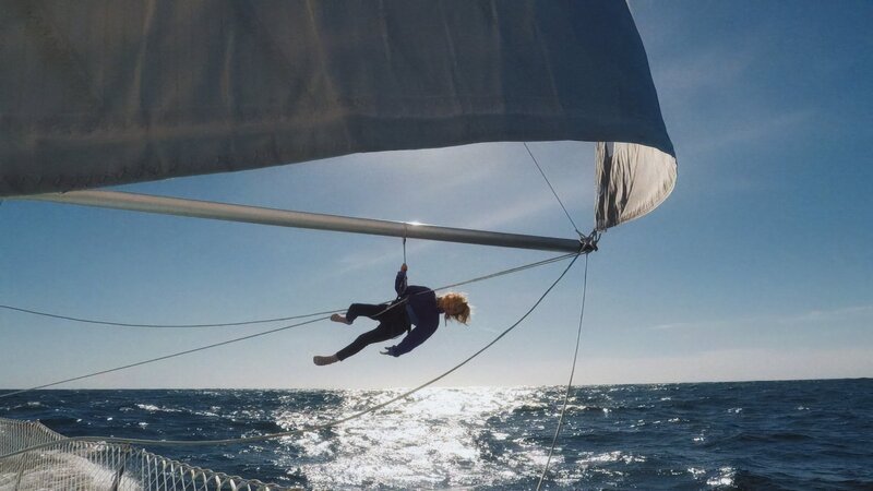 Alegra schwingend über dem Ozean – Bild: SRF/​ican films