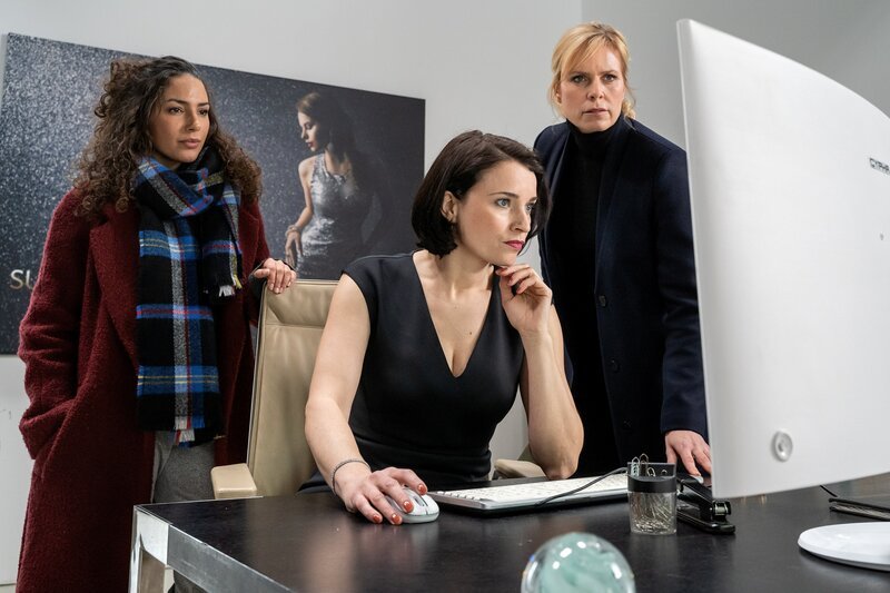 Während der Ermittlungen finden Ina Zimmermann (Melanie Marschke, r.) und Kim Nowak (Amy Mußul, l.) heraus, dass die Tote sich durch sogenannte „Sugardaddy“ finanzieren ließ. Von der Chefin der Escort-Agentur Olga Stern (Daniela Bette, M.) erhoffen sich die beiden Hinweise, die bei der Aufklärung ihres aktuellen Falles nützlich sein könnten. – Bild: ZDF und Uwe Frauendorf