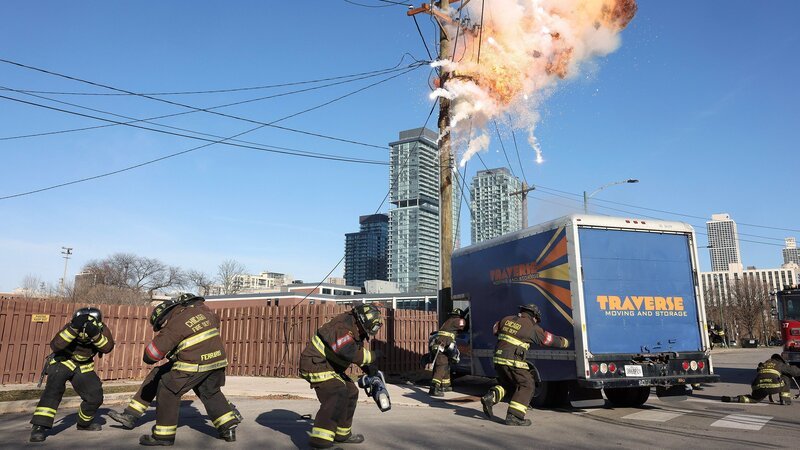 Explosion – Bild: SRF/​NBC Universal