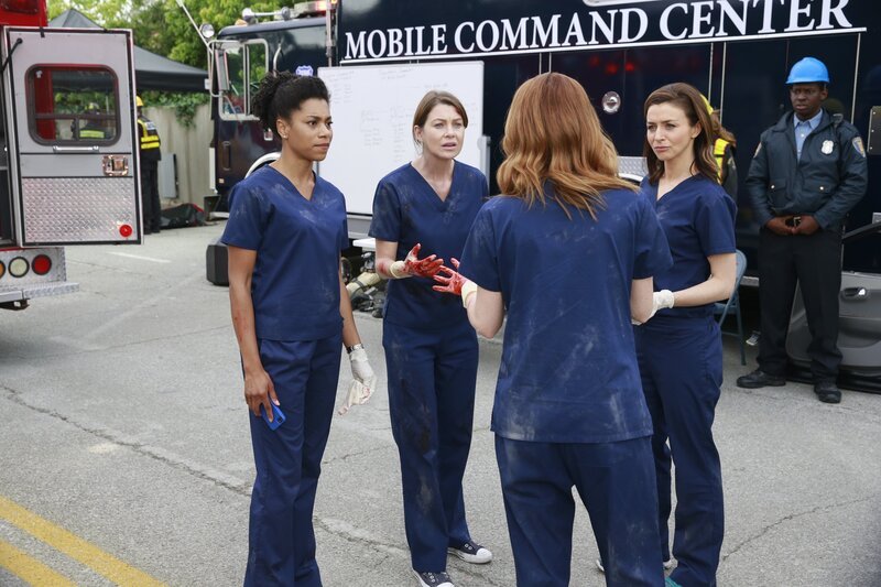 Als ein Tunnel in der Stadt einstürzt, versuchen Meredith (Ellen Pompeo, 2.v.l.), Maggie (Kelly McCreary, l.), April (Sarah Drew, 2.v.r.) und Amelia (Caterina Scorsone, r.) alles, um die Verletzten zu retten … – Bild: ABC Studios /​ Mitchell Haaseth