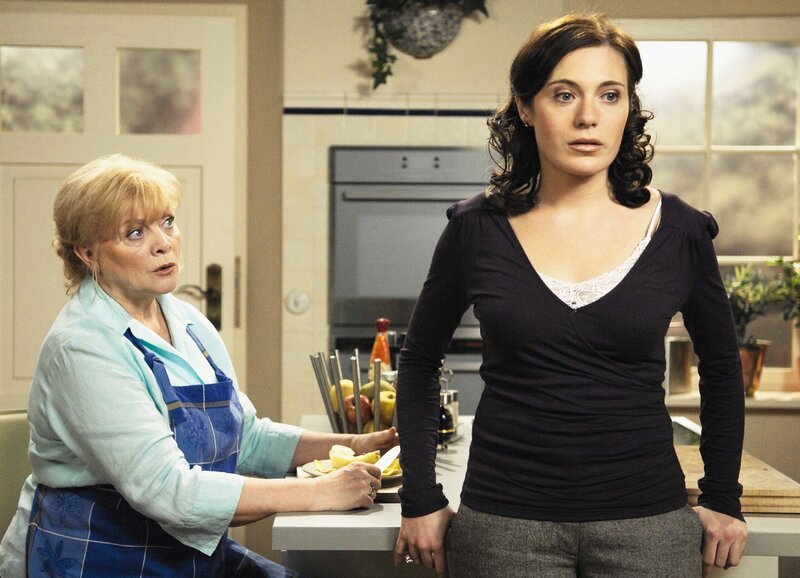 Karin Ugowski als Eva, Susanne Berckhemer als Luisa – Bild: SRF/​ZDF