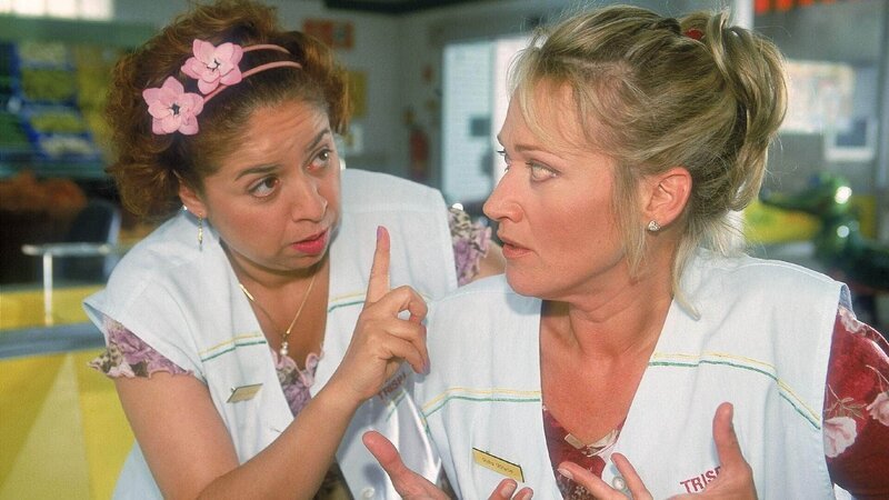 Rita (Gaby Köster, r.) und Gisi (Franziska Traub) diskutieren über mögliche Folgen der „Affäre Klinkhammer“. Könnte Rita ihren Job verlieren? – Bild: MG RTL D