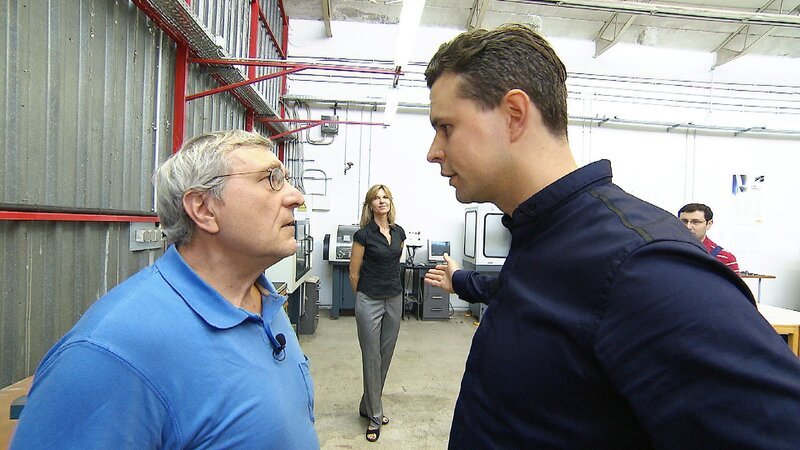 Felix Bossmann (r.) hat die attraktive Janine Lückel in den familieneigenen Maschinenbaubetrieb eingestellt. Sein Vater Matthias hat davon nichts gewusst und ist alles andere als begeistert. Denn er kennt die Frau … – Bild: MG RTL D