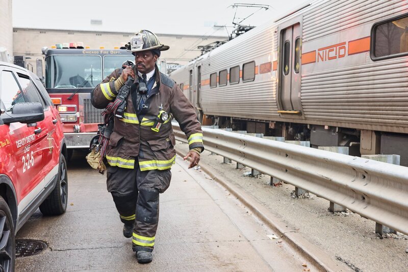 Chicago Fire Staffel 10 Folge 10 Nervenaufreibende Koordination: Eamonn Walker als Chief Wallace Boden – Bild: SRF/​NBC Universal