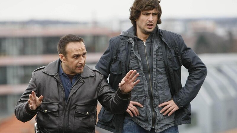 Semir (Erdogan Atalay) und Ben (Tom Beck) sind Heinen auf das Dach einer Industrieruine gefolgt und versuchen ihn zur Aufgabe zu bewegen … – Bild: TVNOW /​ Guido Engels