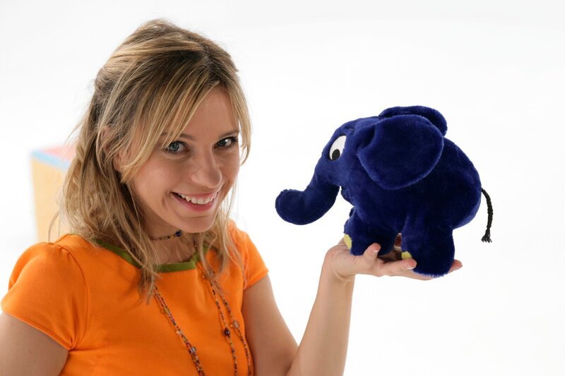 Moderatorin Tanja Mairhofer mit dem blauen Elefanten. – Bild: WDR/​Bernd-Michael Maurer
