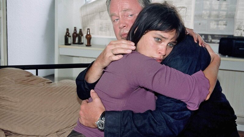 In letzter Sekunde konnte Hauptkommissar Kehler (Wolfgang Bathke) Jule (Sandra Leonhard) befreien und eine brutale Vergewaltigung verhindern. – Bild: MG RTL D