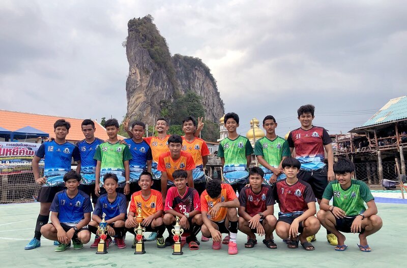 Geschafft! Das erste Turnier seit langer Zeit auf dem schwimmenden Fußballplatz war ein Erfolg. – Bild: MedienKontor/​Martin Schacht