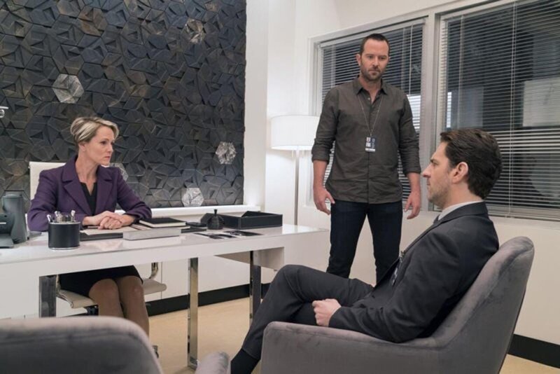 „Blindspot“, „Beweisstücke.“ Janes Tattoo zeigt die Versandnummer eines Paketes. Das Team begibt sich auf die Suche. Aber offenbar sind die Agenten nicht die Einzigen, die hinter dem Paket her sind. Als Jane und Weller das Paket finden, entdecken sie darin Beweismaterial zu mehreren Vergewaltigungsfällen. Offenbar gibt es mehrere Lagerhäuser, in denen noch zahllose weitere Beweismittel versteckt gehalten werden. Das hat einen Grund: bei der Verhaftung des möglichen Täters gäbe es schwere politische Konsequenzen in einem anderen Land.Im Bild (v.li.): Mary Stuart Masterson (Director Hirst), Sullivan Stapleton (Kurt Weller), Aaron Abrams (Matthew Weitz). – Bild: PLURIMEDIA (Berlanti Productions, Quinn’s House, Warner Bros. Television)