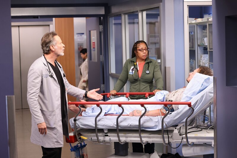 l-r: Steven Weber als Dr. Dean Archer, S. Apatha Merkerson als Sharon Goodwin – Bild: SRF/​NBC Universal