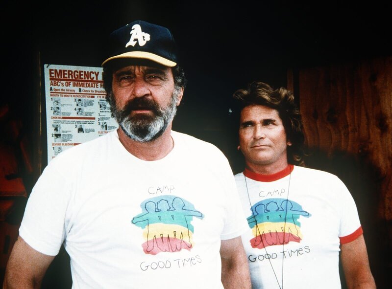 Jonathan (Michael Landon, r.) und Mark (Victor French, l.) werden Betreuer im Feriencamp. – Bild: 20th Century Fox Television
