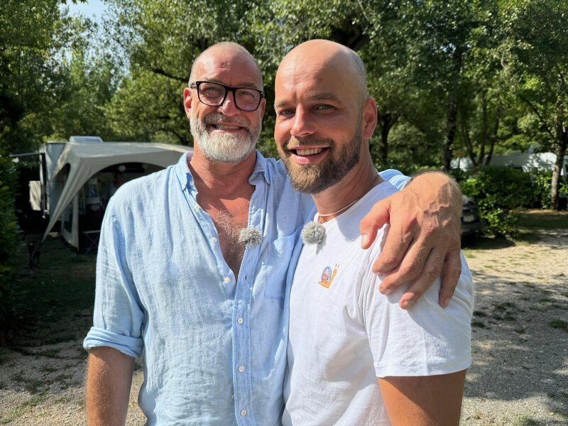 Frank (l.) und Dennis – Bild: RTL /​ Tokee Bros. /​ Folge 12_002