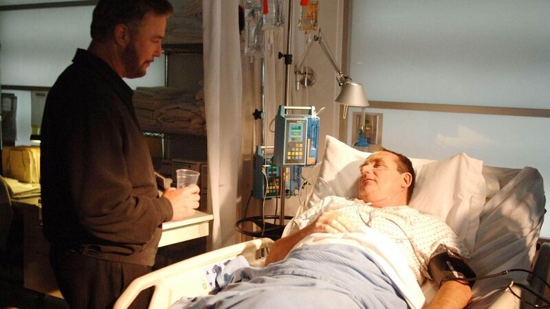 Die Erleichterung bei Gil Grissom (William Grissom, li.) und seinen Kollegen ist groß, als Capt. Brass (Paul Guilfoyle) nach seiner schweren Verletzung wider Erwarten aufwacht. – Bild: MG RTL D /​ CBS