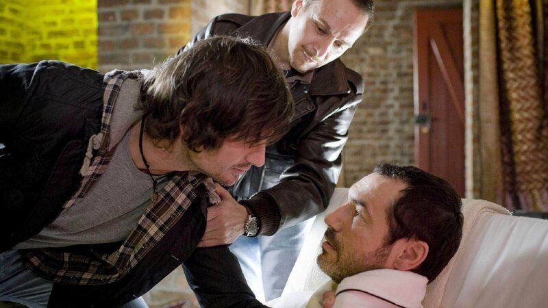 Ben (Tom Beck, l.) und Semir (Erdogan Atalay) wollen von Mario Krämer (Silvan-Pierre Leirich, r.) wissen, was er mit dem toten Degenbach zu tun hat. – Bild: TVNOW /​ Guido Engels