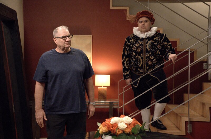 L-R: Jay Pritchett (Ed O’Neill) and Manny Delgado (Rico Rodriguez) – Bild: Tony Rivetti Jr., SMPSP, Apple Inc. All rights reserved