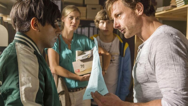 Karin Noske (Jessica Ginkel) und Mirko (Jan-David Bürger) bekommen mit, wie Mehmet (Zejhun Demirov, l.) Stefan Vollmer (Hendrik Duryn, r.) erklärt, dass er abgeschoben werden soll. – Bild: RTL /​ Frank Dicks