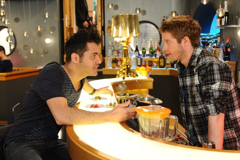 Lily und Jojo (Bernhard Bozian, r.) leiden unter Jasmins Auszug, während Jasmin versucht, beide zu vergessen. Sein Kumpel Maik (Sebastian König, l.) rät Jojo, dass er sich Jasmin aus dem Kopf schlagen und mit Lily zusammenbleiben soll. Doch als Jojo Jasmin wieder gegenübersteht, vergisst er seine guten Vorsätze … – Bild: SAT.1