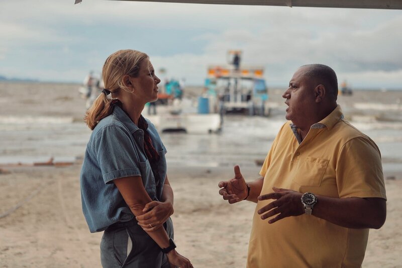 Mariana van Zeller (L) interviewt den Besitzer eines Bootsunternehmens, das Migranten von Necoclí, Kolumbien, zum Darién-Gap bringt. (Kredit: National Geographic) – Bild: National Geographic /​ National Geographic