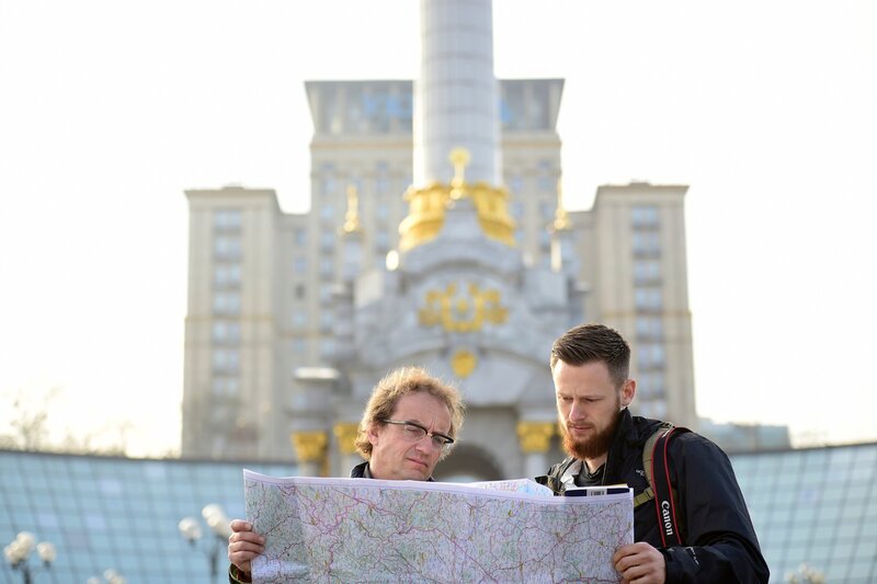 Wigald Boning und Fritz Meinecke posieren in Kiew, Ukraine, während der Dreharbeiten zur neuen lokalen Produktion „Wigald & Fritz – Die Geschichtsjäger“ am Maidan-Platz. – Bild: Getty Images Clemens Bilan PR /​ Alexander Koerner