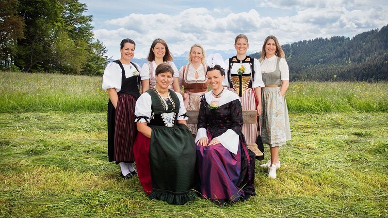Gruppenbild der Landfrauen: hinten, v.l. Isabelle Kamber, Simona Rüttner, Monika Nauer, Melanie Ramser, Fabienne Isenegger; vorne v.l. Miriam Knechtle, Irma Schatt – Bild: SRF/​Ueli Christoffel