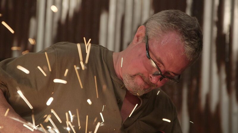 J cutting metal under frame, sparks flying up – Bild: Kabel Eins Doku