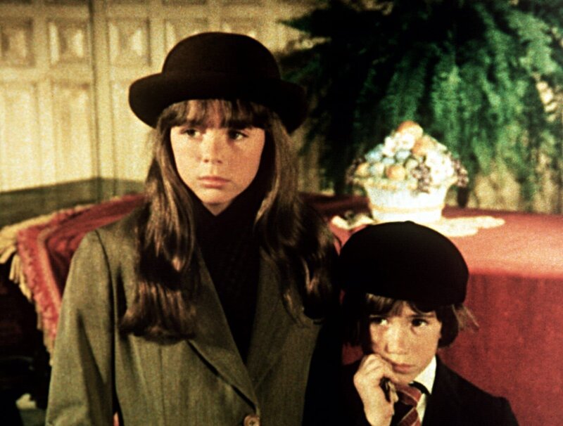 Tess (Sally Boyden, l.) und Pip (Jeff Cotler, r.) vermissen ihre Eltern so sehr, die seit dem Bombenangriff auf London vermisst werden. – Bild: Sat.1 Gold