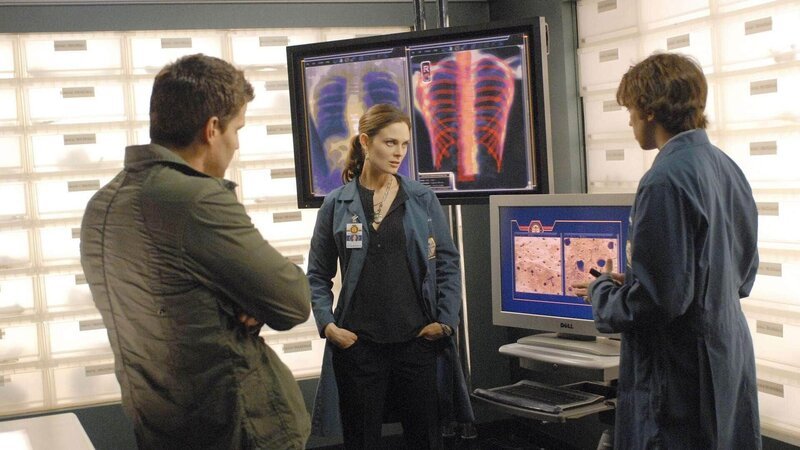 Booth (David Boreanaz, l.) und Brennan (Emily Deschanel) werden von Zach (Eric Millegan) über seine Forschungsergebnisse im Fall der kleinen Schönheitskönigin informiert. – Bild: TVNOW /​ FOX