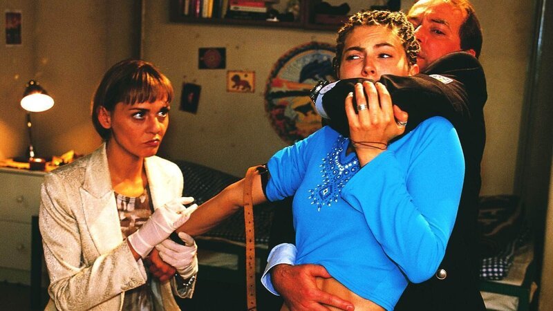 Mit Kittlers (Egon Hofmann) Hilfe wird Jule (Anke Rähm) von Mona (Anja Beatrice Kaul) im wahrsten Sinne des Wortes „angefixt“. – Bild: RTL