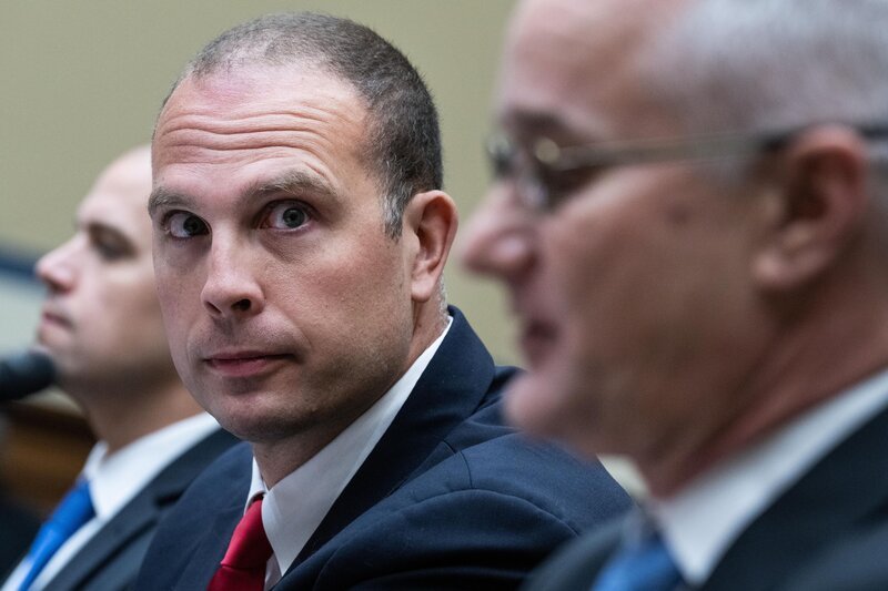 UNITED STATES – JULY 26: From left, Ryan Graves, executive director of Americans for Safe Aerospace, David Grusch, former National Reconnaissance Office representative on the Defense Department’s Unidentified Aerial Phenomena Task Force, and retired Navy Commander David Fravor, testify during the House Oversight and Accountability Subcommittee on National Security, the Border, and Foreign Affairs hearing titled „Unidentified Anomalous Phenomena: Implications on National Security, Public Safety, and Government Transparency,“ in Rayburn Building on Wednesday, July 26, 2023. (Tom Williams/​CQ-Roll Call, Inc via Getty Images) – Bild: Getty Images