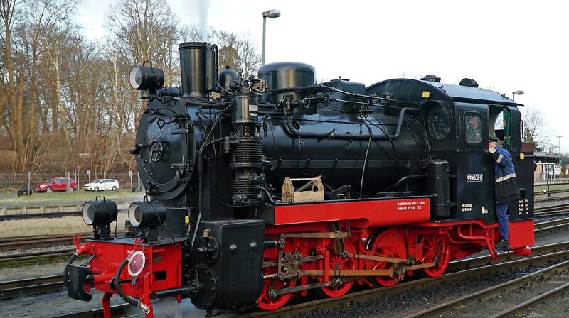 Fast 100 Jahre alt und trotzdem wie neu: Baureihe 99 frisch aus dem Ausbesserungswerk. – Bild: NDR/​Clipfilm