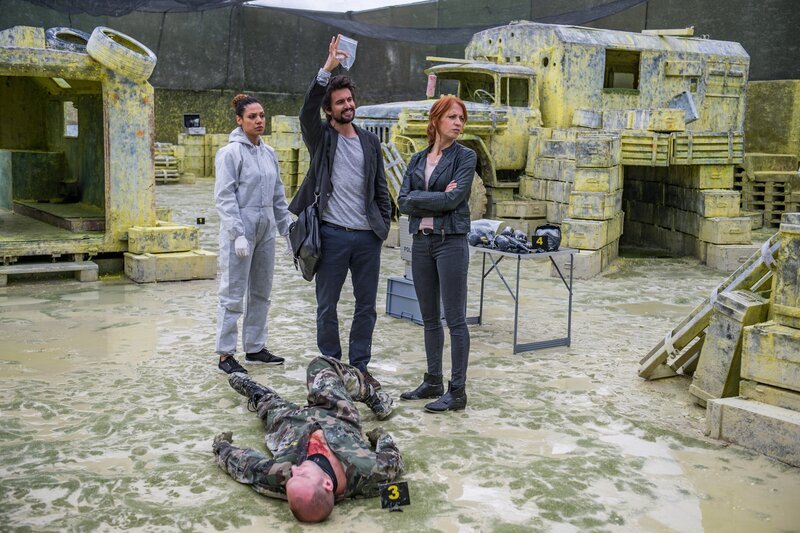Als in einer Paintball-Schießanlage ein Mann durch echte Kugeln getötet wird, werden Kirsten (Haley Louise Jones, l.) und Elena (Annika Ernst, r.) mit Einstein (Tom Beck, M.) im Schlepptau zum Tatort gerufen. Ausgerechnet Einsteins vertrauter Arzt Dr. Rössler soll seinen Freund getötet haben … – Bild: SAT.1 /​ Wolfgang Ennenbach