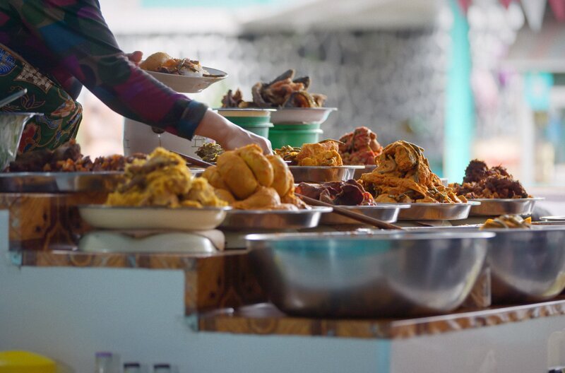 Sehr beliebt sind die scharf gewürzten Streetfood-Gerichte. – Bild: Tournez S’il Vous Plaît