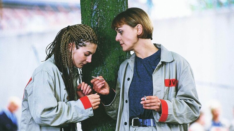 Jule (Anke Rähm, li.), mittlerweile erneut drogenabhängig, kauft Stoff bei Mona (Anja Beatrice Kaul), die deren Sucht brutal ausnutzt. – Bild: RTL