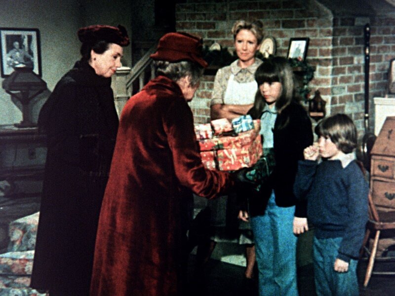 Emily (Mary Jackson, l.) und Mamie (Helen Kleeb, 2.v.l.) bringen ihren Schützlingen Tess (Sally Boyden, 2.v.r.) und Pip (Jeff Cotler) Weihnachtgeschenke vorbei. – Bild: Sat.1 Gold