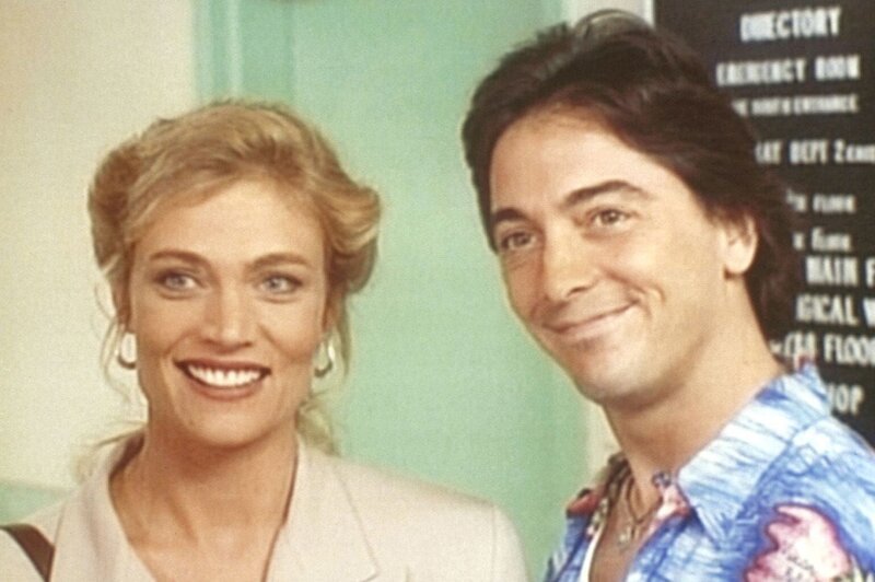 Jack (Scott Baio, r.) lernt die reiche Witwe Samantha (Glynis Barber, l.) kennen. – Bild: ProSieben Media AG