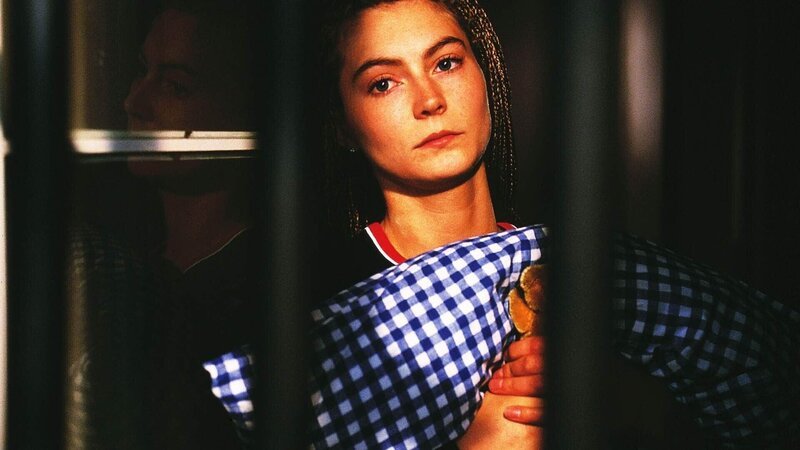 Die neue Insassin Julia Neumann (Anke Rähm), genannt Jule, träumt von besseren Zeiten: Sie ist wegen Raubes und schwerer Körperverletzung verurteilt wurden – Delikte, mit denen sie ihre Drogensucht finanziert hat. – Bild: RTL