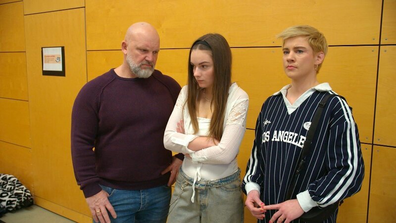 Joanna entschuldigt sich nach dem Schulbrand öffentlich vor allen. Obwohl sie ihre Angst überwindet und die Rede meistert, merkt sie schnell, dass sich nichts geändert hat. Die Mitschüler hassen sie weiter, und selbst Karim wendet sich ab. – Bild: RTLZWEI /​ Filmpool