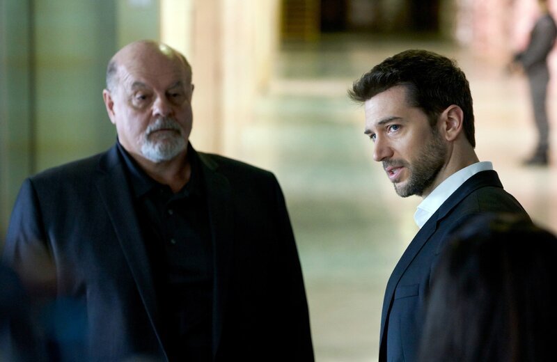 Eric Beaumont (Luke Roberts, r.), Freddie Woods (Michael Ironside) – Bild: VOX /​ Ransom Televisi