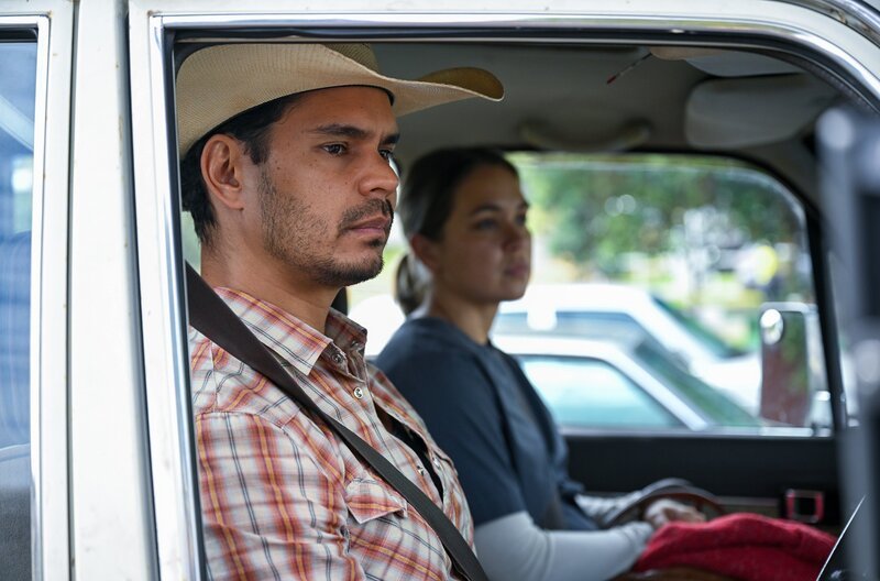 Jay (Mark Coles Smith) und Mary (Tuuli Narkle) haben erfahren, dass sie keinen rechtlichen Anspruch auf die Vormundschaft für Anya haben. – Bild: All3Media International