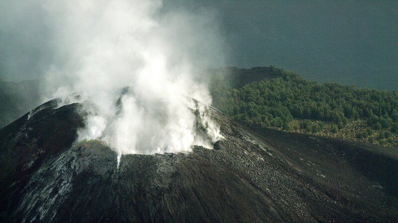 Der Anak Krakatau (‚Kind des Krakatau‘) zählt zu den aktivsten Vulkanen der Erde. West Java, Indonesien – Bild: NDR/​Terramater/​Doug Allan