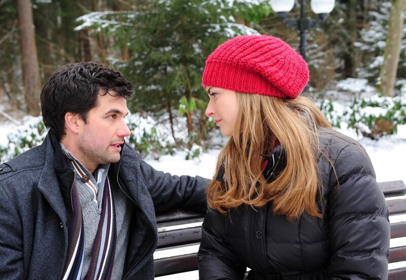 Konstantin (Moritz Tittel, l.) versucht Theresa (Ines Lutz, r.) von seiner Unschuld zu überzeugen: Er wollte seinem Bruder Moritz nichts antun! – Bild: ARD/​Ann Paur