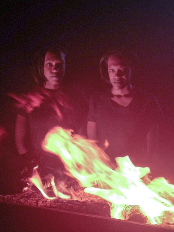 The Gibbons twins standing behind a fire. – Bild: Discovery Communications, LLC. Lizenzbild frei