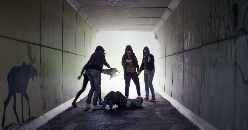 Eine Schulkameradin wird überfallen – Bild: NDR/​NordicStories