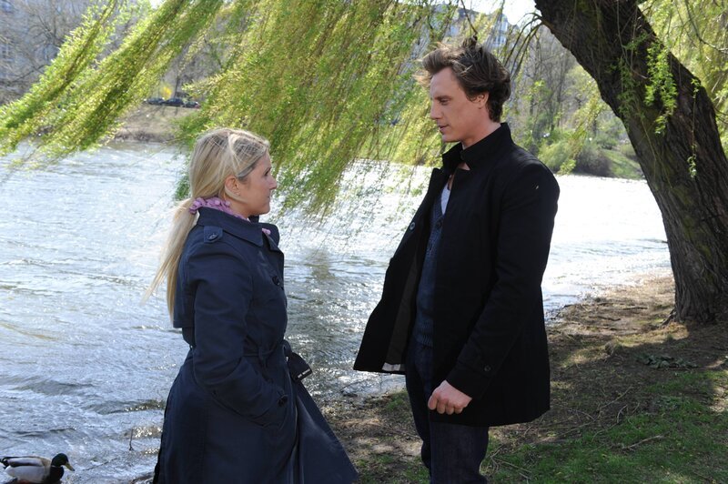 Anna (Jeannette Biedermann, l.) weiß nun, dass Tom (Patrick Kalupa, r.) sie nur vor Quirin beschützen wollte, und sie bringt es nicht übers Herz, Enrique von ihrer körperlichen Annäherung mit Tom zu erzählen … – Bild: SAT.1 /​ Claudius Pflug Eigenproduktionsbild frei