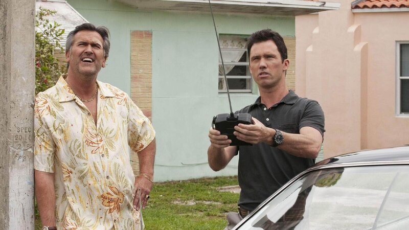 Bei ihrer unerfreulichen Begegnung mit der vermeintlichen Nachbarin eines ermordeten Waffenschiebers, müssen Sam (Bruce Campbell, l.) und Michael (Jeffrey Donovan) feststellen, dass diese in Wirklichkeit eine knallharte Agentin ist. – Bild: RTL /​ USA Network