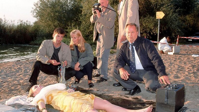 Der Fundort der Leiche (Komparsin, liegend) wird genau untersucht (v.li.: Wolfgang Krewe, Britta Schmeling, Fotograf-Komparse, Klaus Schindler, Wolfgang Bathke). – Bild: RTL